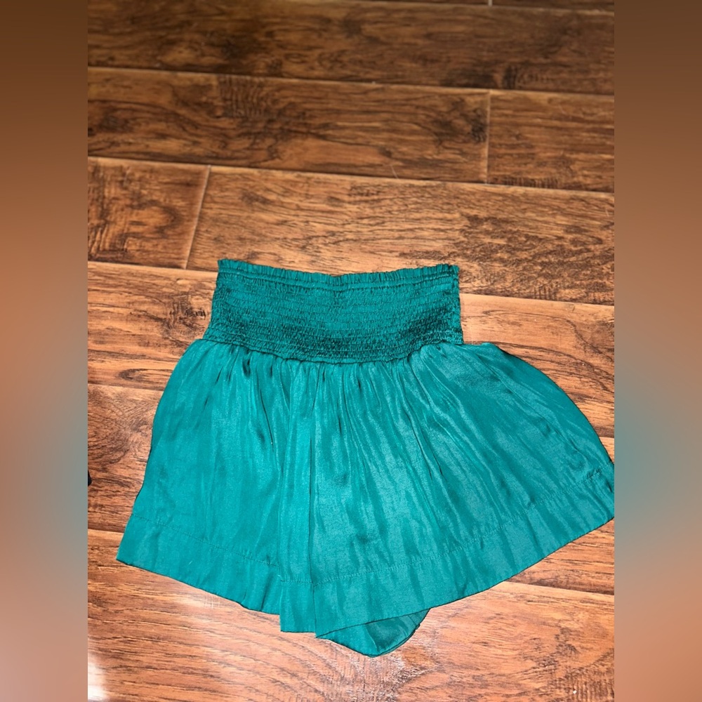 Green flowy shorts 💚